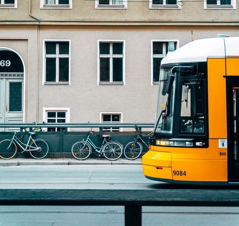 Fahrradfahrer und Straßenbahn in Berlin