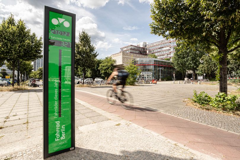 Fahrradbarometer mit digitaler Anzeige der Radfahrenden neben Fahrradweg