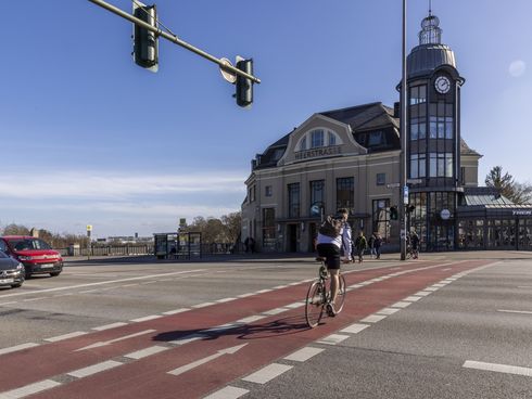 Radfahrer überquert eine Kreuzung am Bahnhof Heerstraße