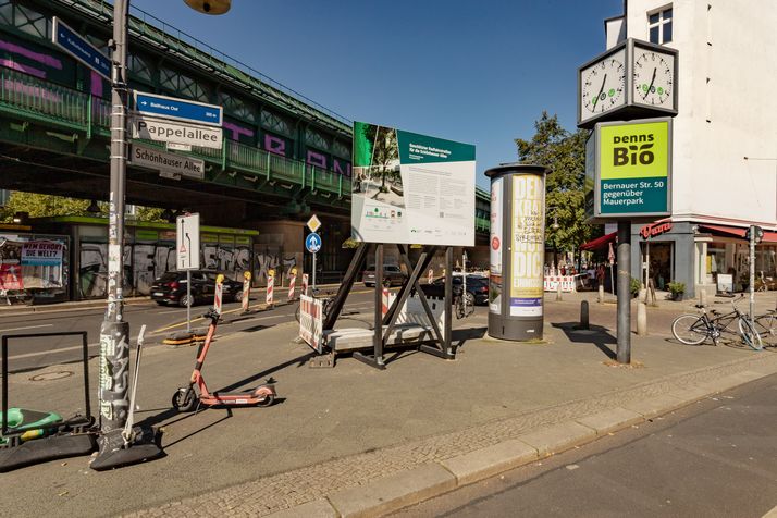 Ein Bauschild für einen neuen Fahrradweg an der Schönhauser Allee