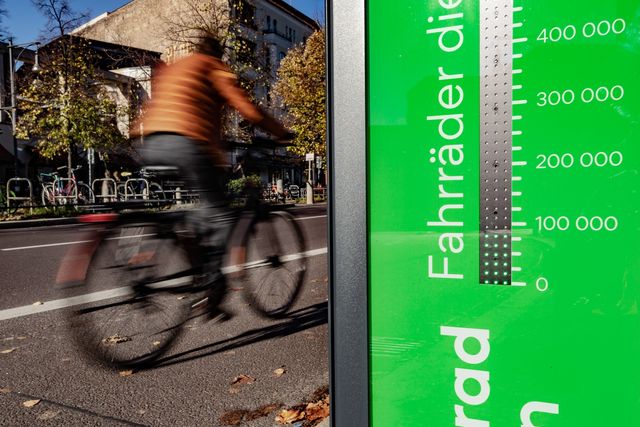 Fahrradbarometer mit digitaler Anzeige der Radfahrenden