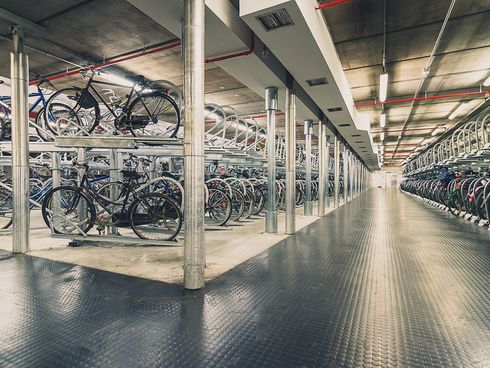 Innenansicht eines Fahrradparkhauses