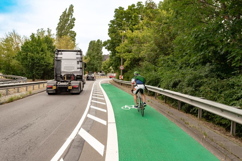 Radfahrer auf grünbeschichtetem Radfahrstreifen Alt-Biesdorf mit Sicherheitstrennstreifen