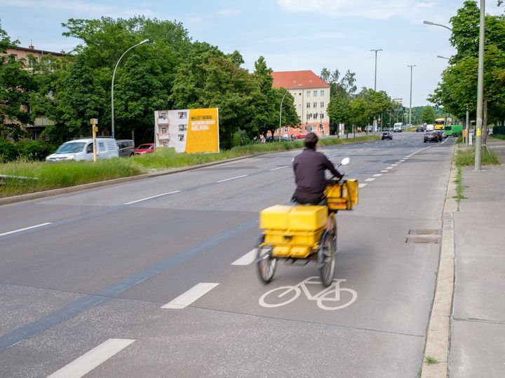 Fahrradschutzstreifen entlang Kniprodestraße in Berlin Pankow