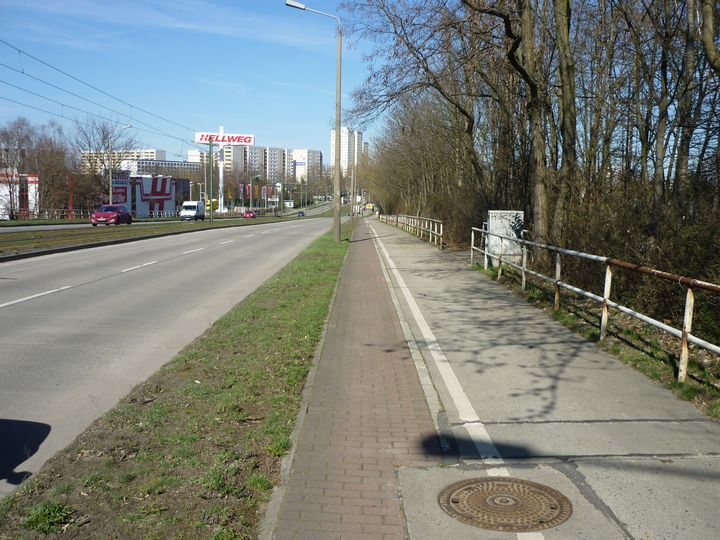 Radweg und Fußweg auf Rhinstraße