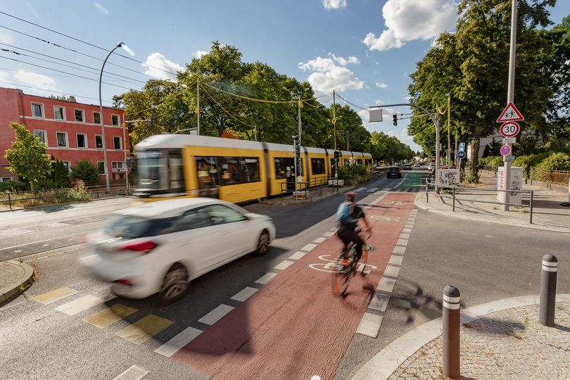 Fahrradfahrer auf rotmarkiertem Schutzstreifen auf einer Kreuzung
