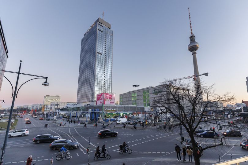 große Kreuzung vor dem Alexanderplatz mit Fernsehturm und Hotel Parkinn im Hintergrund