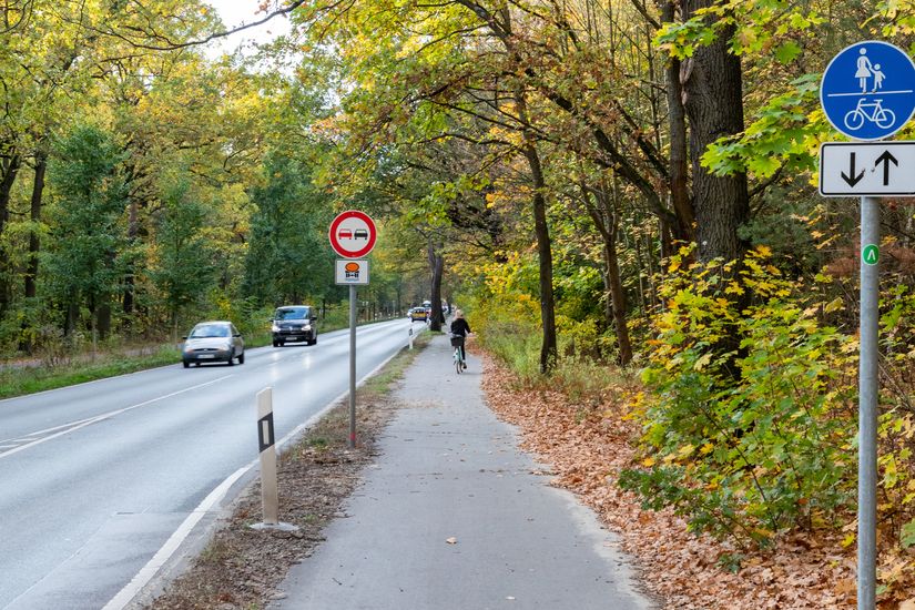 Radweg und Gehweg entlang Fürstenwalder Straße