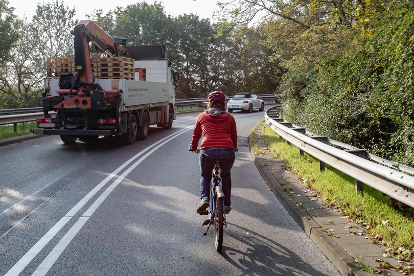 Radfahrende auf Radfahrstreifen Kreuzung Alt-Biesdorf und Märkische Allee