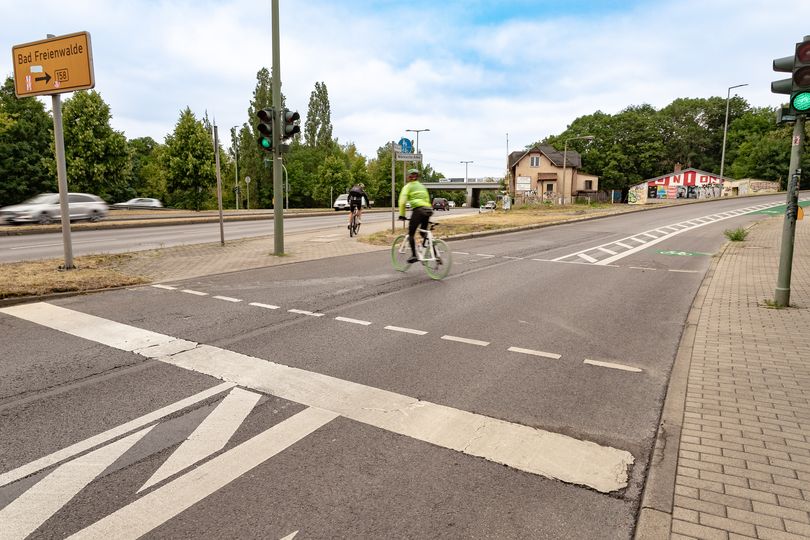 Fahrradfahrer überquert Kreuzung Alt-Biesdorf Märkische Allee