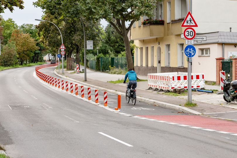 Radfahrer fährt auf geschütztem Radfahrstreifen
