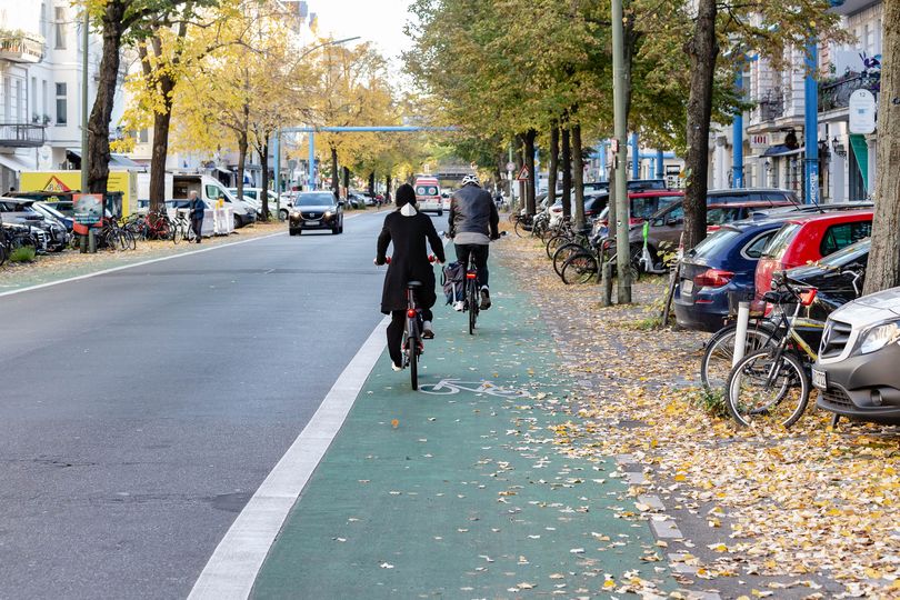 Grün markierter Radweg mit Radfahrenden Schlüterstraße