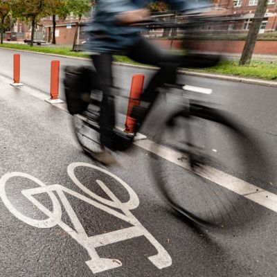 Städtischer Radverkehr: Radfahrer auf geschütztem Radweg in Bewegung – Projektbereich Radverkehr