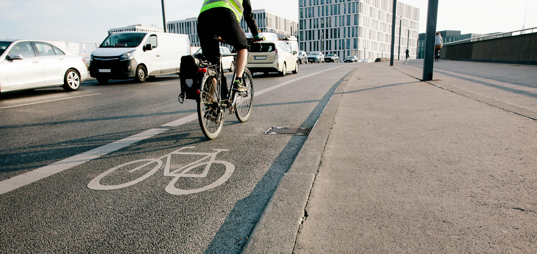 Radfahrer auf Radweg in Berlin
