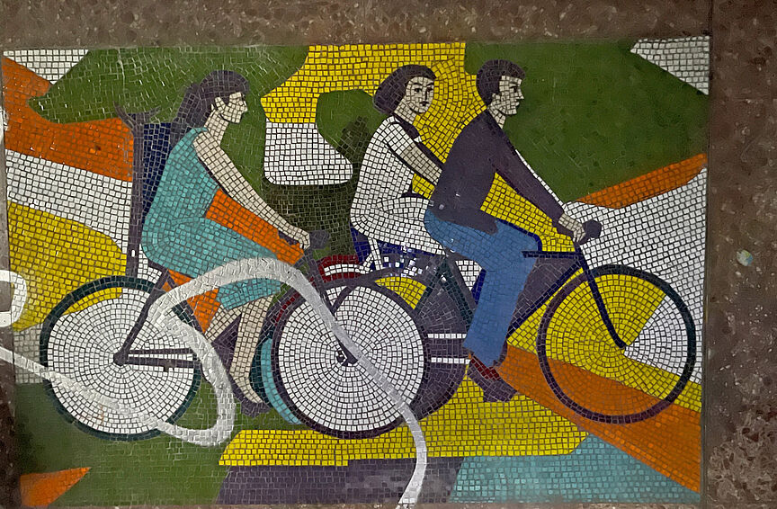 buntes Mosaik, das drei Fahrradfahrer zeigt