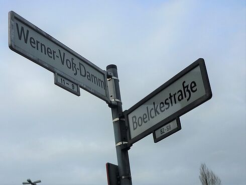 Straßenschild "Werner-Voß-Damm" und "Boelckestraße"