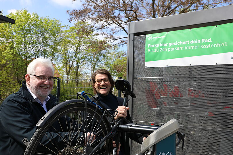 Herr Terlinden und Herr Fugel testen die Reparaturstation für Fahrräder