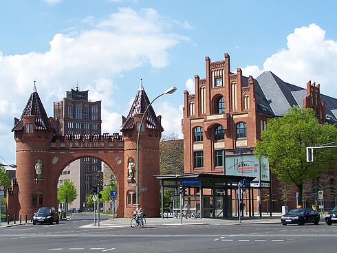 Blick auf die Kreuzung vor dem U-Bahnhof Borsigwerke