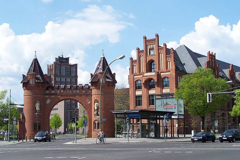 Blick auf die Kreuzung vor dem U-Bahnhof Borsigwerke