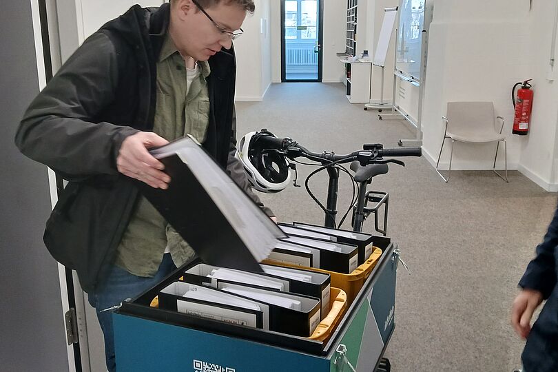 Lastenfahrrad wird mit Ordnern bestückt