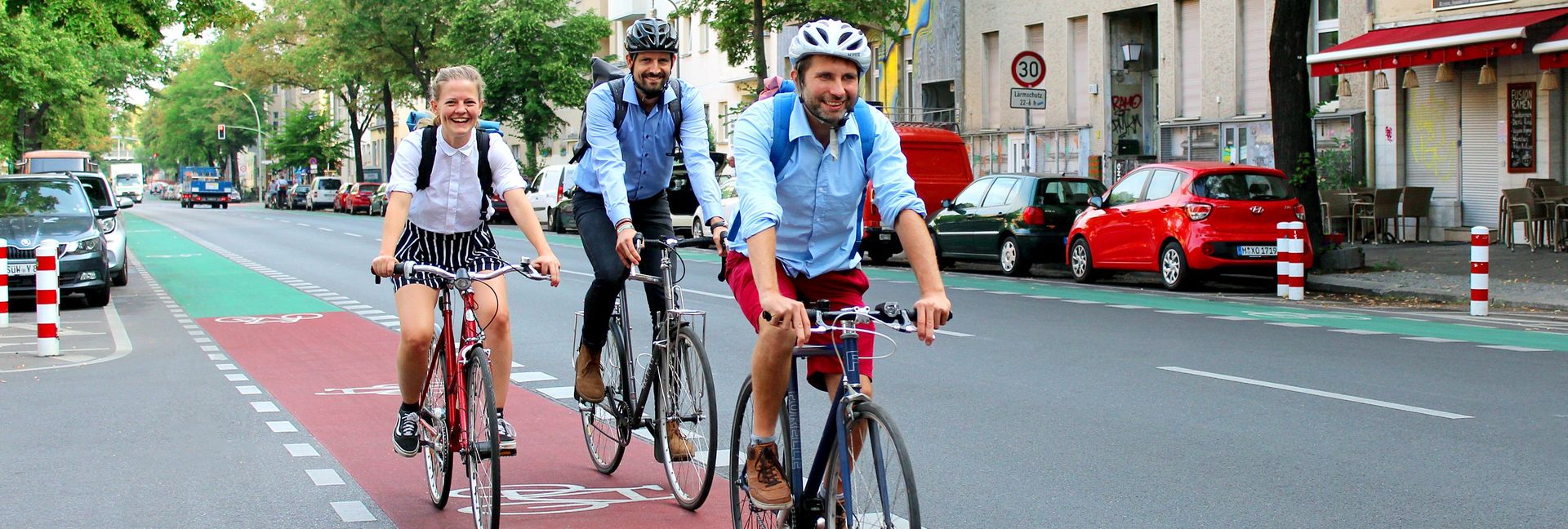 infraVelo Mitarbeitende auf markiertem Radweg in Kreuzberg