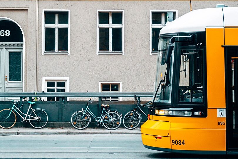 Fahrradfahrer und Straßenbahn in Berlin