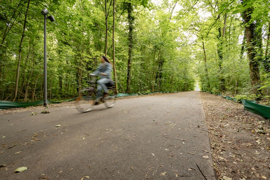 Neugebauter Wasserweg mit Radfahrenden 