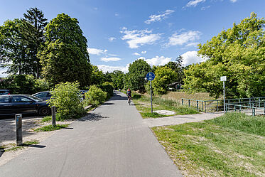 asphaliterter Weg für Fuß- und Radverkehr entlang eines Kanals