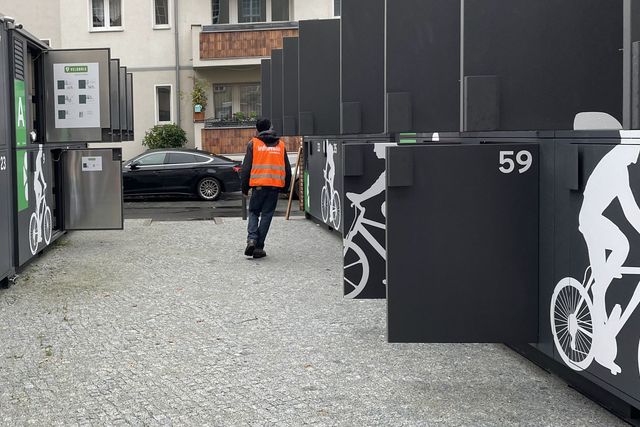 Dachreinigung bei einer Fahrradabstellanlage