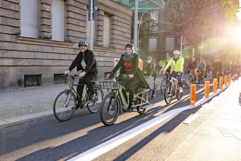 Fahrradfahrer fahren auf einem geschützten Radfahrstreifen