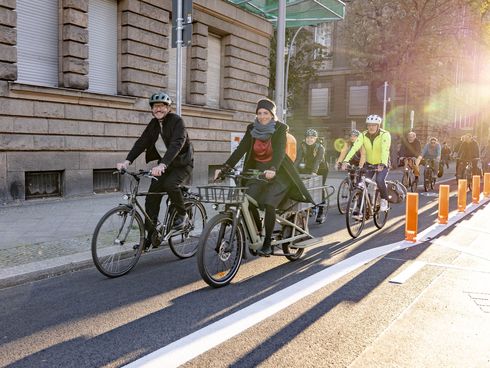 Fahrradfahrer fahren auf einem geschützten Radfahrstreifen