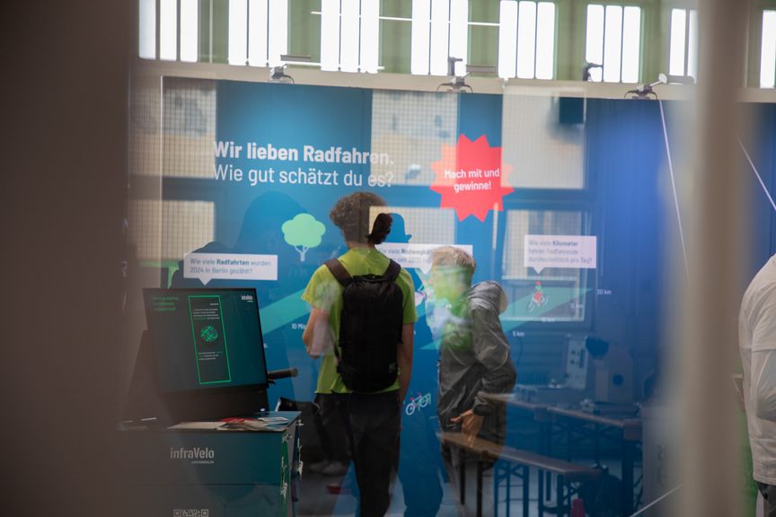 ein Mann erklärt einem anderen Mann etwas am Messestand