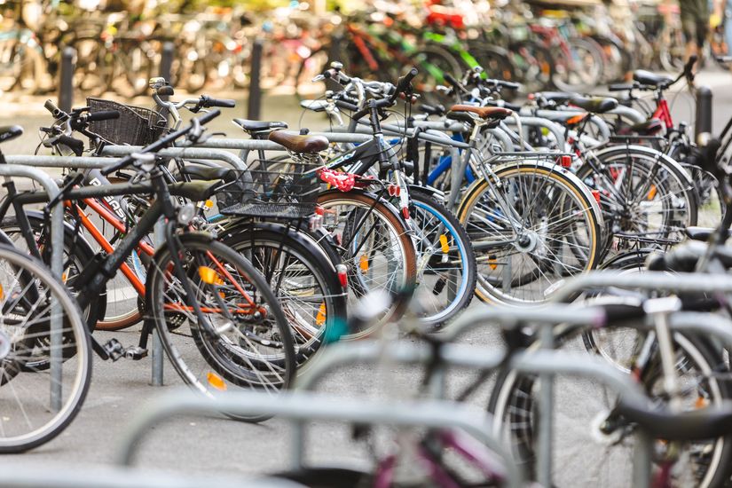 geparkte Fahrräder an Fahrradbügeln