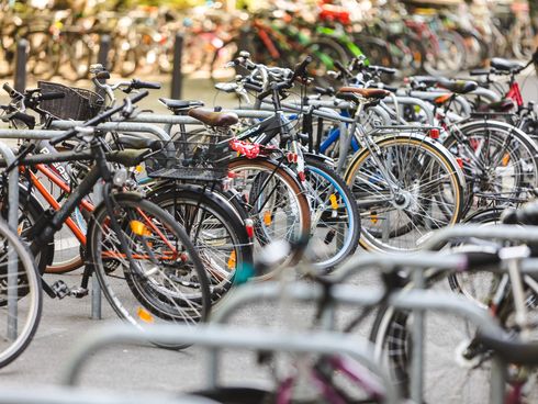 geparkte Fahrräder an Fahrradbügeln