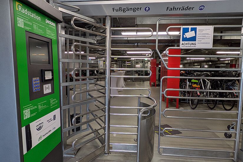 Eingangsbereich zum gesicherten Fahrradparken mit Terminal und Drehkreuz