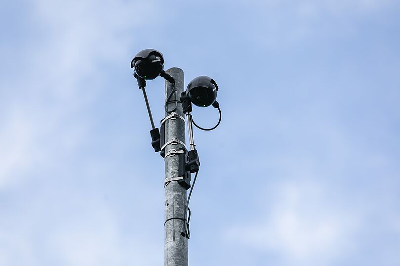 Lichtsignalanlage mit Wärmebildkamera, fotografiert aus der Froschperspektive