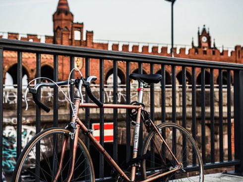 Angeschlossenes Fahrrad an Brücke in Berlin 