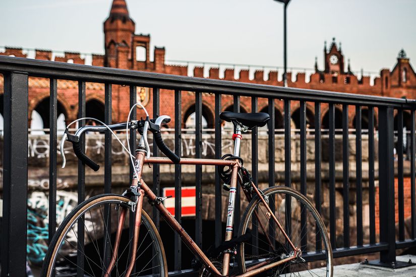 Angeschlossenes Fahrrad an Brücke in Berlin