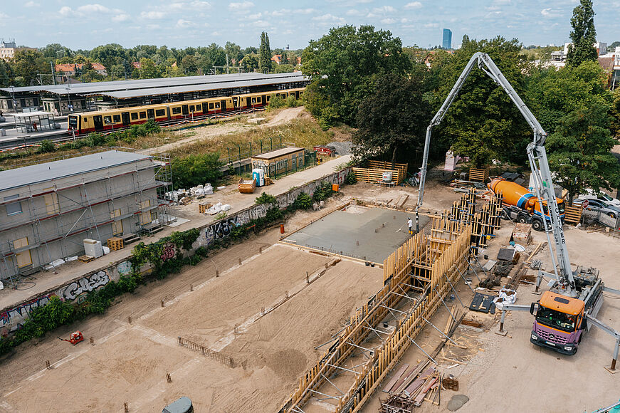 Baustelle des Fahrradparkhauses Schöneweide von oben, Einfüllung von Beton