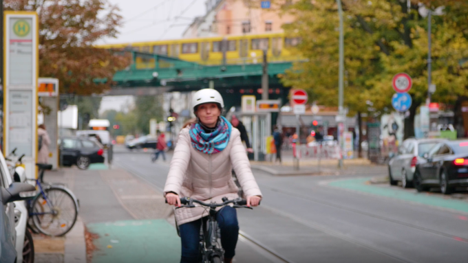 Standbild Headervideo infraVelo Radfahrerin Kastanienallee Berlin