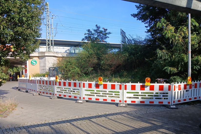 Ein Bauzaun umrandet einen Bereich vor dem S-Bahnhof Adlershof.
