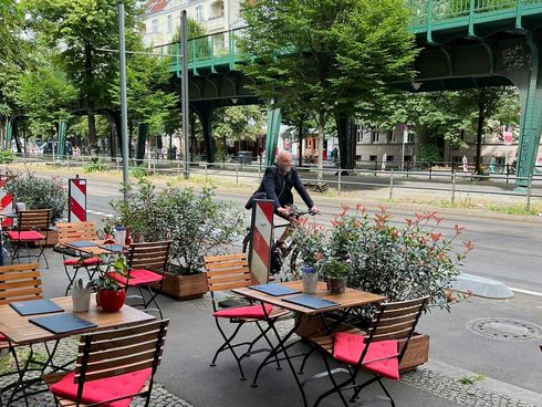 Radfahrstreifen mit Protektion Schoenhauser Allee