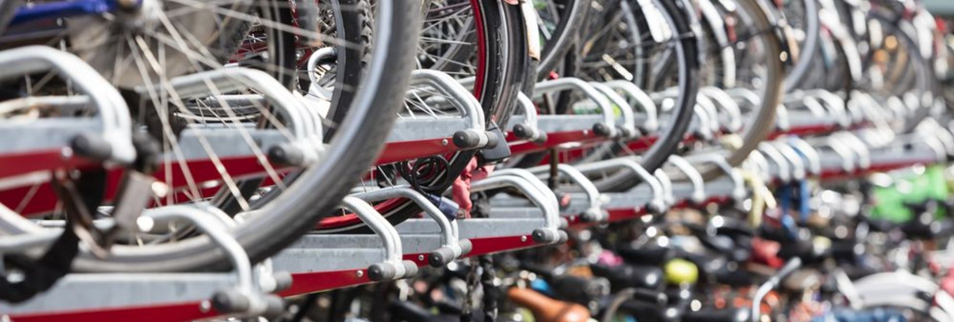 geparkte Fahrräder in einer Doppelstock-Anlage