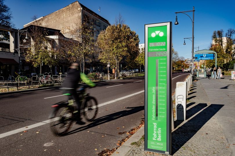 Radfahrer fährt am Barometer vorbei