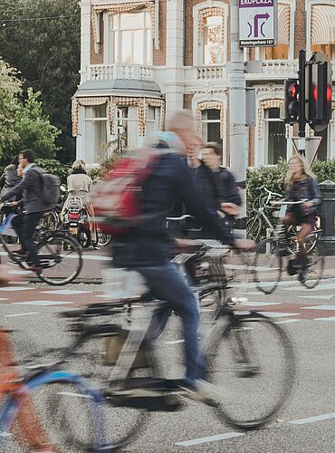 viele Fahrradfahrer auf einer Kreuzung