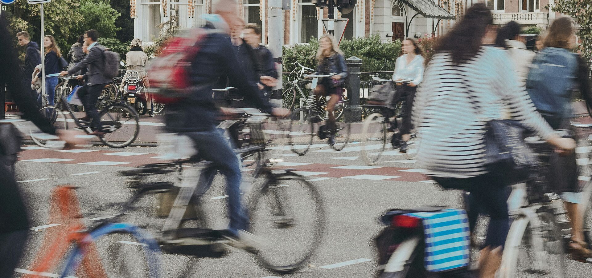 viele Fahrradfahrer auf einer Kreuzung