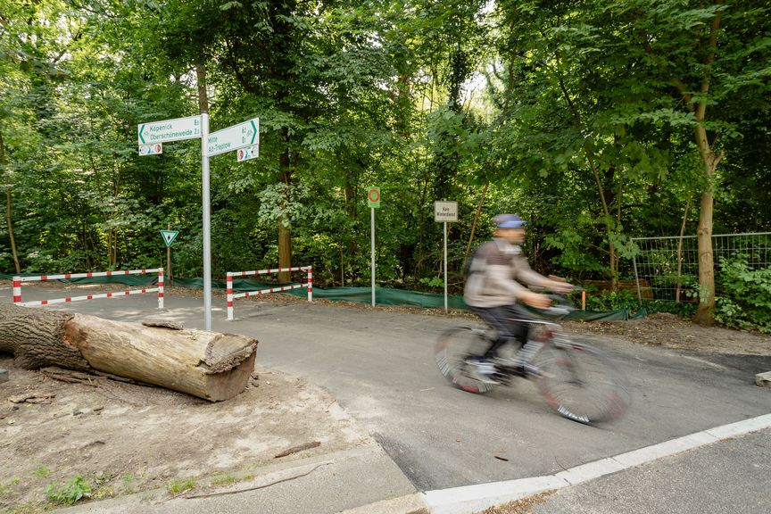 Neugebauter Wasserweg mit Radfahrenden und neuer Beschilderung