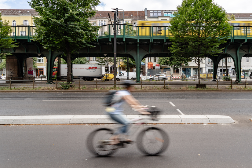 Fahrradfahrer auf dem geschützten Radfahrstreifen, Viadukt der Schönhauser Allee im Hintergrund