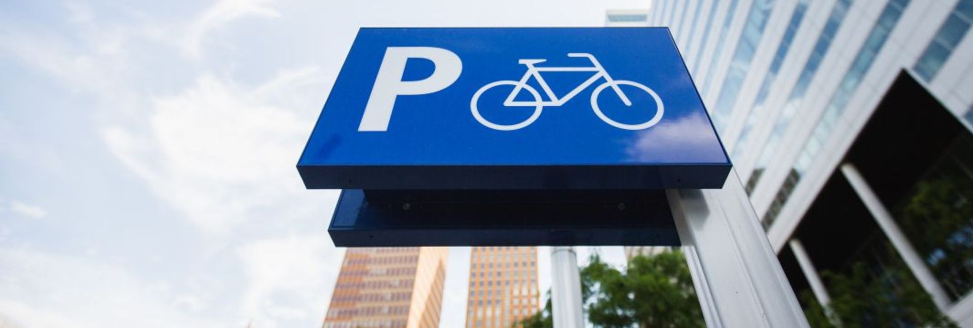Schild mit Symbol Fahrrad parken in blau