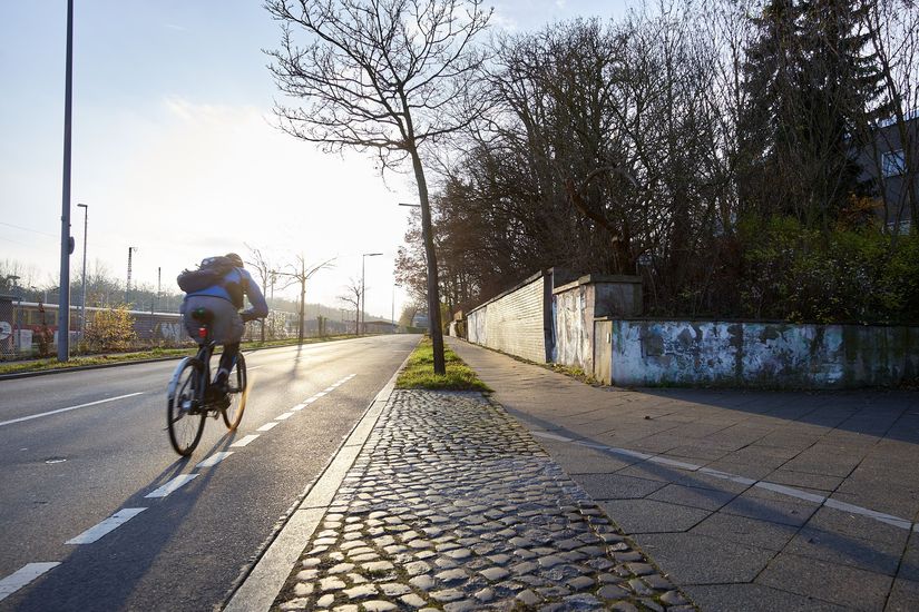 Fahrradfahrerin auf einer Straße
